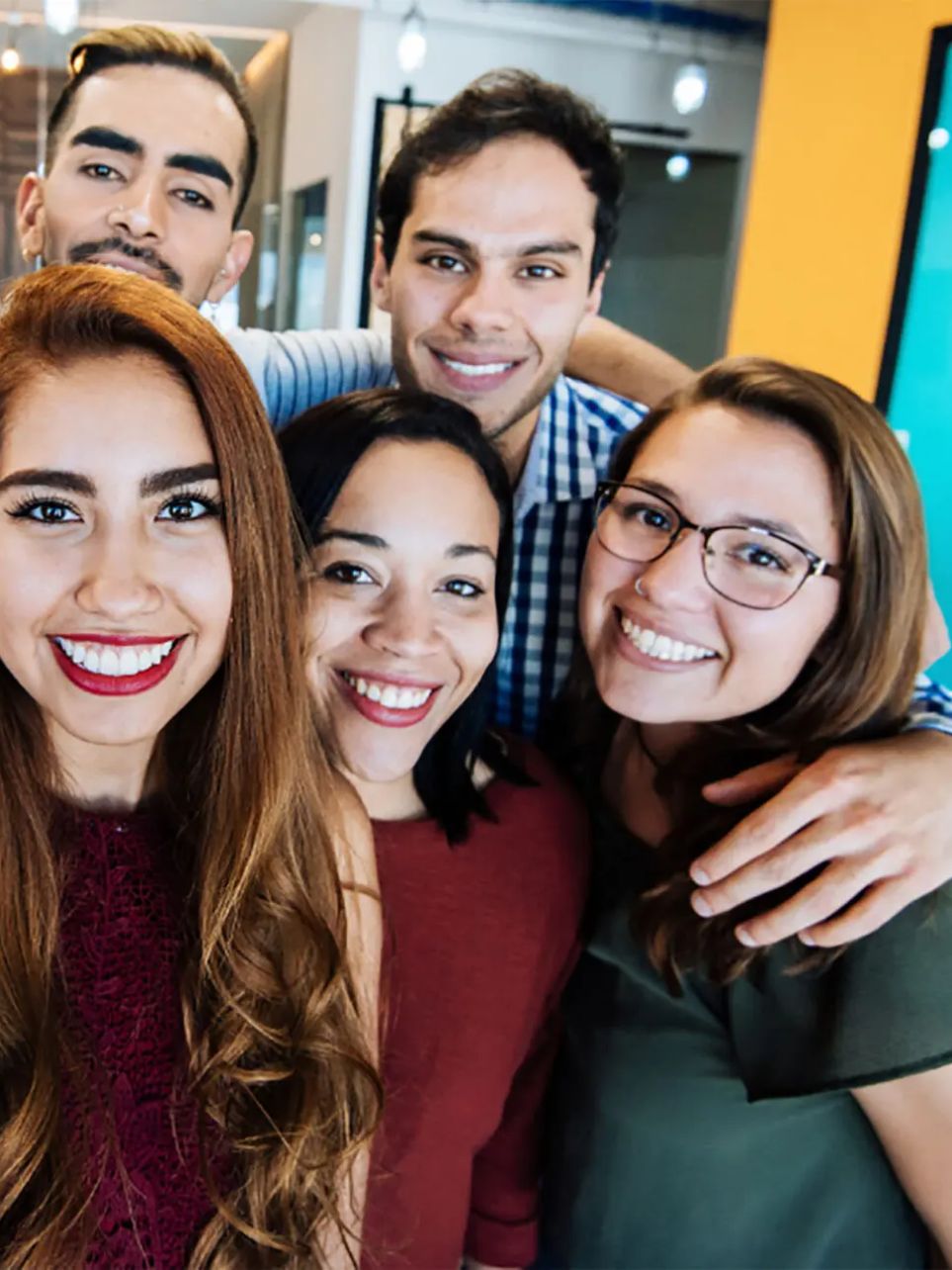 Estudiantes internacionales colaborando